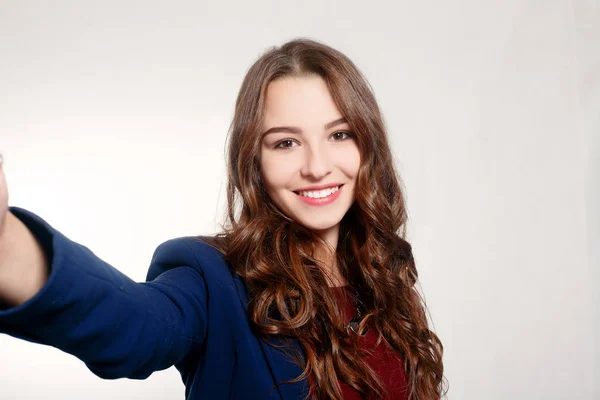 Portret kobiety Młoda piękna robić selfie na szarym tle. — Zdjęcie stockowe