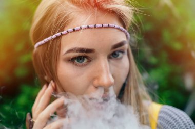 Mutlu vaping genç Beyaz sarışın kız