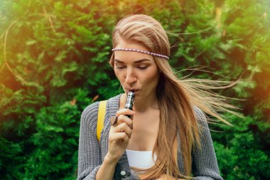 Mutlu vaping genç Beyaz sarışın kız