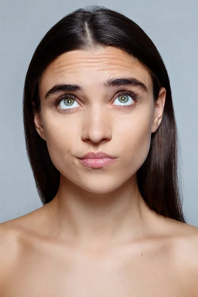 Retrato de mujer joven con expresión facial impactada — Foto de Stock