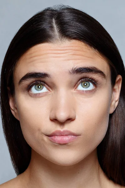 Muotokuva nuori nainen järkyttynyt kasvojen ilme — kuvapankkivalokuva