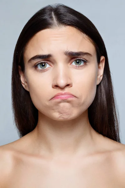 Retrato de mulher jovem com expressão facial chocada — Fotografia de Stock