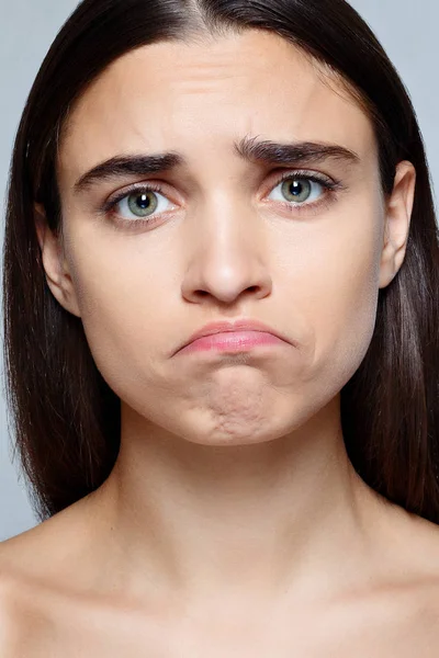 Fiatal nő arcképe sokkos arckifejezéssel — Stock Fotó