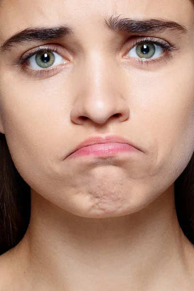 Retrato de mulher jovem com expressão facial chocada — Fotografia de Stock