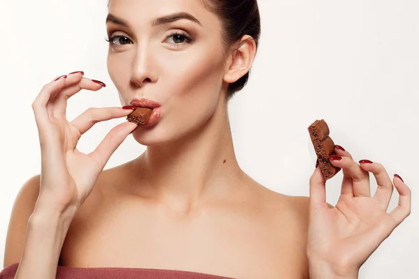 Encantadora adolescente sonriente comiendo chocolate — Foto de Stock