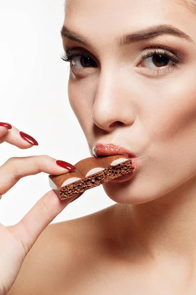 Encantadora adolescente sonriente comiendo chocolate — Foto de Stock