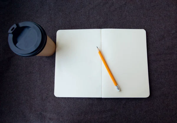 Lápiz, cuaderno y taza de café de papel —  Fotos de Stock