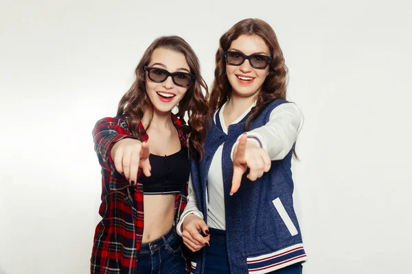 两个迷人的微笑女孩，在 3d 眼镜 — 图库照片