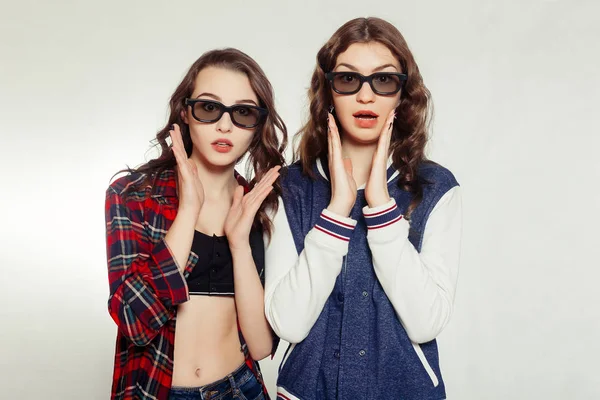 Две привлекательные улыбающиеся девушки в 3D-очках — стоковое фото