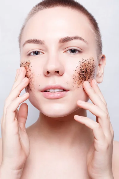 Smiling woman with cleans the skin coffee skrub — Stock Photo, Image