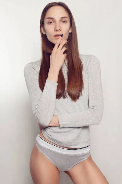 Fiatal lány szürke harisnya, egy klasszikus meleg pulóver — Stock Fotó