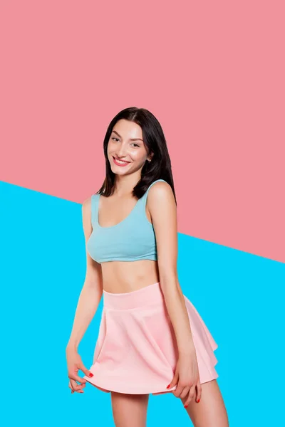 Sexy chica glamorosa en falda rosa y parte superior de color turquesa — Foto de Stock