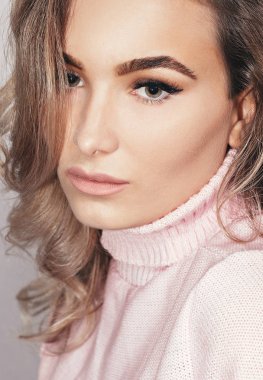 Güzel kız açık havada closeup şehvetli portresi
