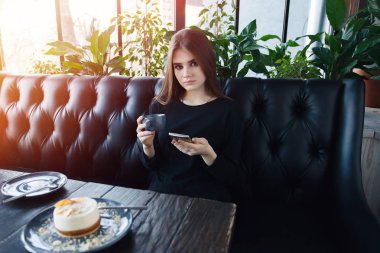 Genç mutlu erkek cep telefonu üzerinde iyi haber okuma