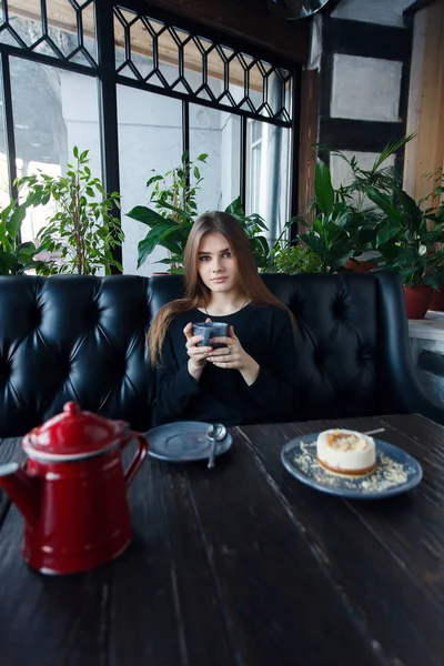 Young happy female reading good news on her mobile phone — Stock Photo, Image