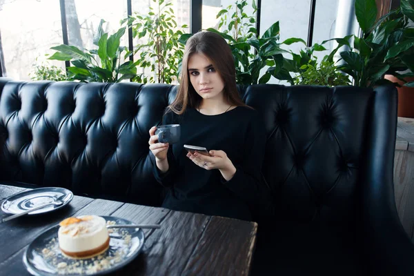 Junge glückliche Frau liest gute Nachrichten auf ihrem Handy — Stockfoto