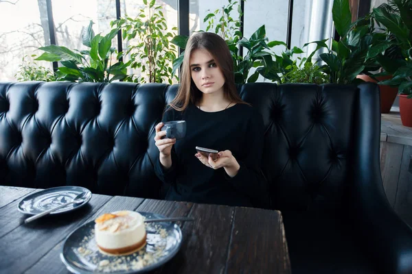 Молодая счастливая женщина читает хорошие новости на мобильном телефоне — стоковое фото