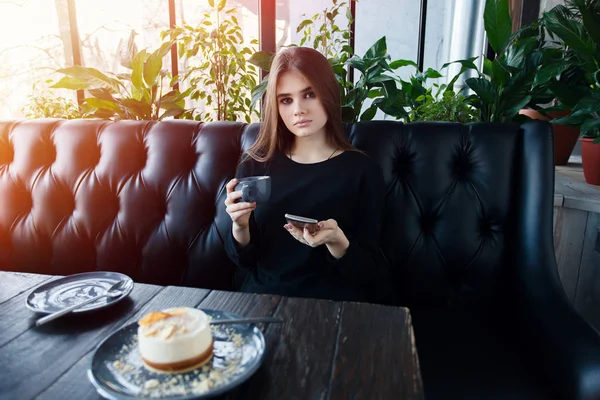 Молодая счастливая женщина читает хорошие новости на мобильном телефоне — стоковое фото