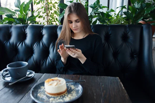 Young happy female reading good news on her mobile phone — Stock Photo, Image