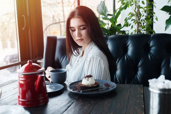 Young happy female reading good news on her mobile phone — Stock Photo, Image