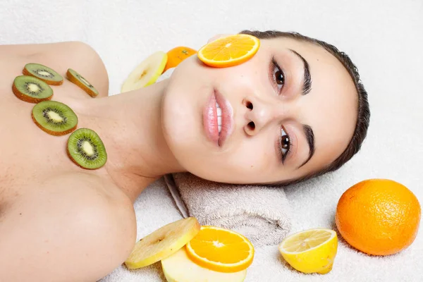 Натуральные фруктовые маски для лица. Свежие фрукты — стоковое фото