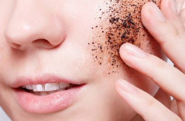 Gülümseyen kadın ile cilt kahve skrub temizler