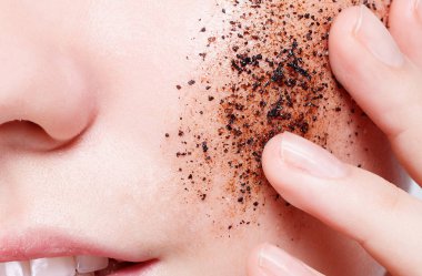 Gülümseyen kadın ile cilt kahve skrub temizler