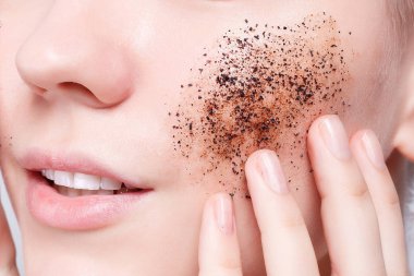 Gülümseyen kadın ile cilt kahve skrub temizler