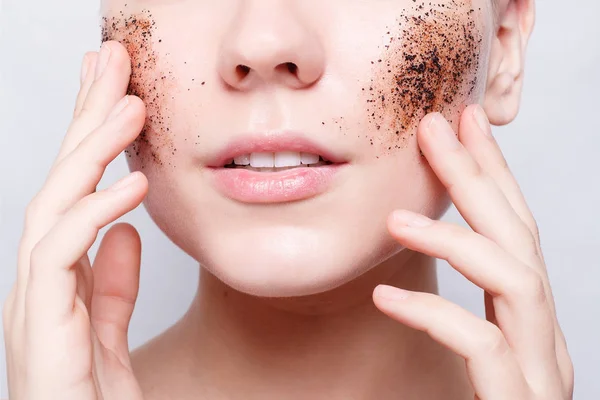 Smiling woman with cleans the skin coffee skrub — Stock Photo, Image