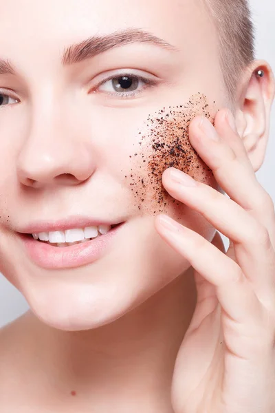 Mulher sorridente com limpa o skrub de café da pele — Fotografia de Stock