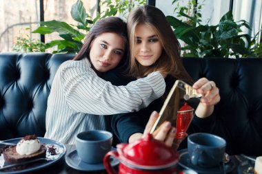 İki genç kadın selfie akıllı telefon ile alarak