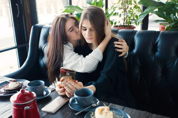 Dos mujeres jóvenes tomando selfie con teléfono inteligente — Foto de Stock