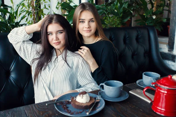Due giovani donne scattare selfie con smart phone — Foto Stock