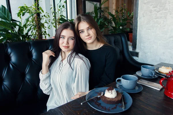 Dvě mladé ženy s selfie s Kobaltová modř telefon — Stock fotografie