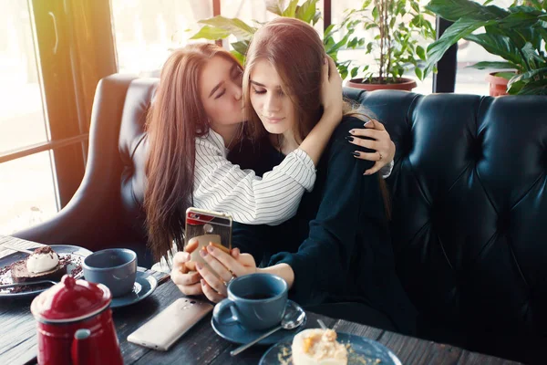 Dos mujeres jóvenes tomando selfie con teléfono inteligente — Foto de Stock