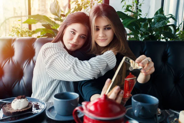 Två unga kvinnor som tar selfie med smarta telefonen — Stockfoto