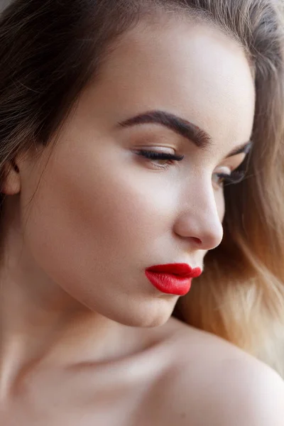 Retrato de estúdio de arte de moda de mulher elegante com lábios vermelhos — Fotografia de Stock