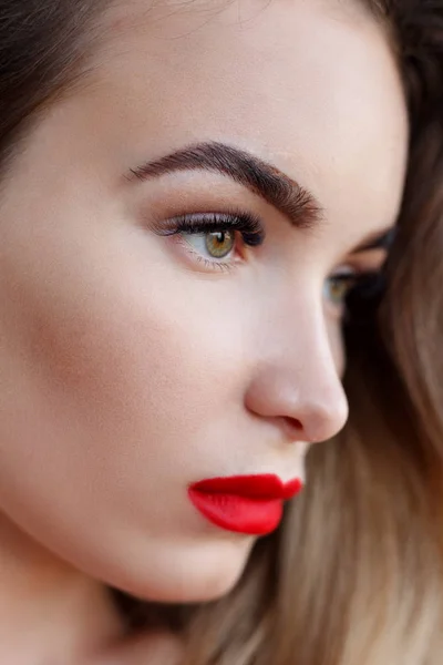 Retrato de estudio de arte de moda de mujer elegante con labios rojos — Foto de Stock