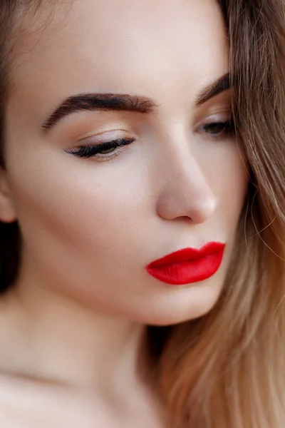 Retrato de estudio de arte de moda de mujer elegante con labios rojos — Foto de Stock