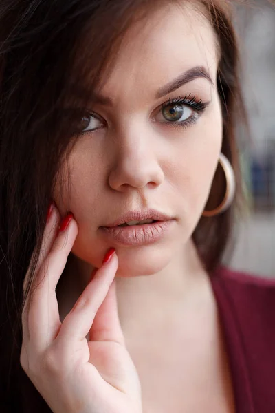 Close-up mode portret van verleidelijke sexy vrouw met grote blauwe ogen — Stockfoto
