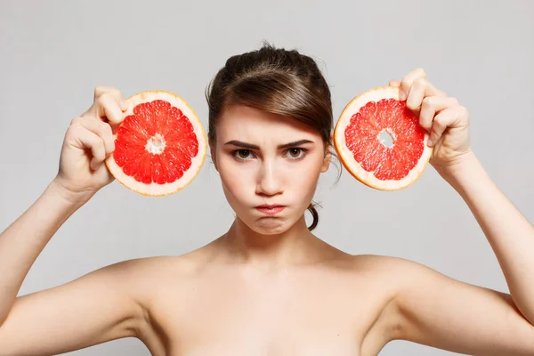 Ritratto di bellezza di una donna felice che tiene il pompelmo — Foto Stock