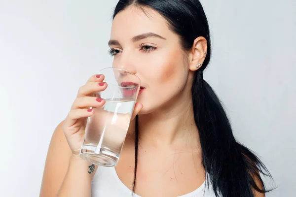 Leende ung kvinna med glas vatten — Stockfoto