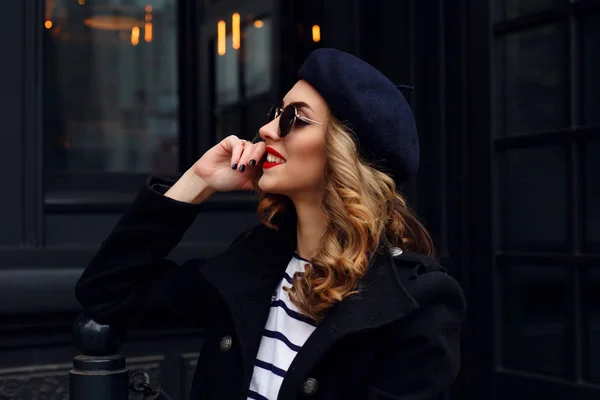 Street photo of young beautiful woman wearing stylish classic clothes. — Stock Photo, Image