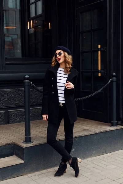 Street photo of young beautiful woman wearing stylish classic clothes. — Stock Photo, Image