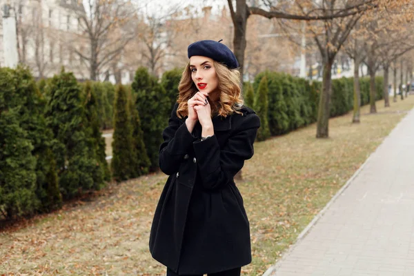 Foto di strada di giovane bella donna che indossa eleganti vestiti classici . — Foto Stock