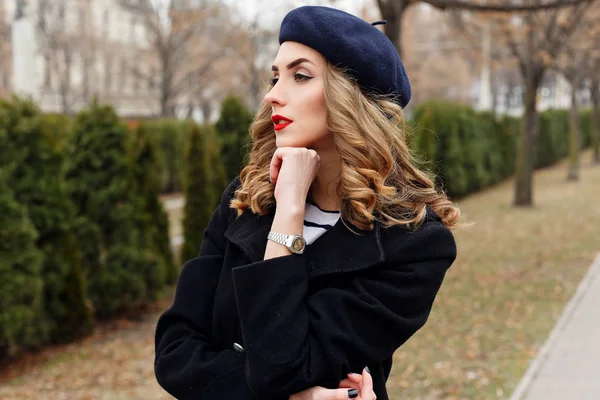 Street photo de jeune belle femme portant des vêtements classiques élégants . — Photo