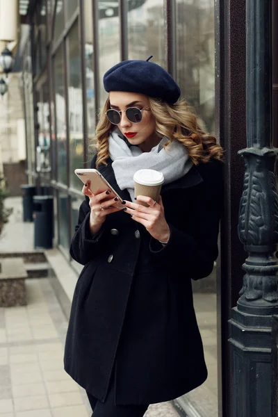 Foto de calle de una joven hermosa mujer que usa ropa clásica con estilo . — Foto de Stock