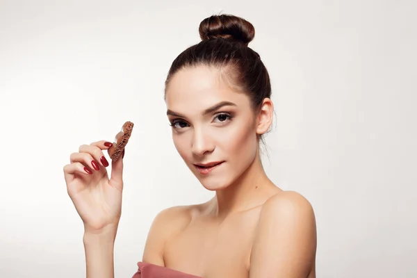 Encantadora adolescente sonriente comiendo chocolate — Foto de Stock