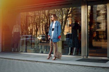 güzel genç kadın ile diz çizmeler