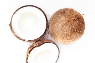 olgunlaşmış hindistancevizi ve beyaz zemin üzerine yarım Hindistan cevizi